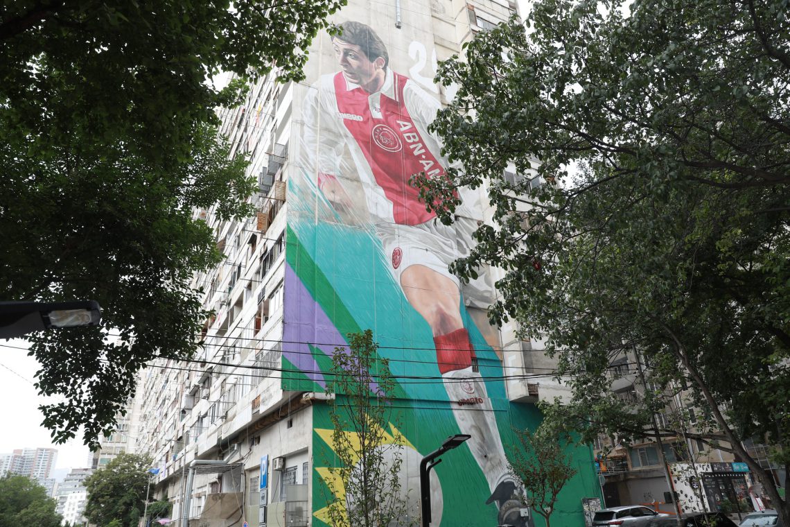 “დაბნეული და ძალიან გახარებული ვარ“ – რას წერს შოთა არველაძე გიგანტურ მურალზე, რომელიც იმ კორპუსზე დახატეს, სადაც გაიზარდა