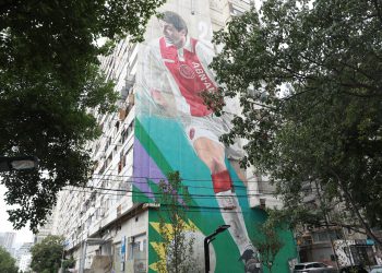 “დაბნეული და ძალიან გახარებული ვარ“ – რას წერს შოთა არველაძე გიგანტურ მურალზე, რომელიც იმ კორპუსზე დახატეს, სადაც გაიზარდა