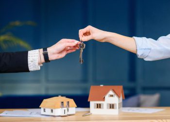 სამშენებლო კომპანიის დირექტორი უკვე გაყიდულ ბინებს ხელთავიდან ყიდდა- რა დეტალებია ცნობილი მასშტაბური თაღლითობის შესახებ?