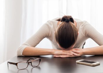 9 მიზეზი, თუ რატომ ვიღლებით ადვილად – როგორ ამოვიცნოთ სიმპტომები