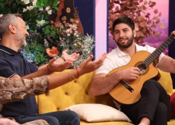 „ყველაფერში ნიჭიერი“- ილია სულამანიძე გიტარაზეც შესანიშნავად უკრავს