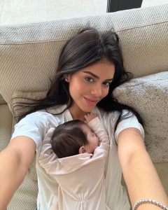 "დე­დის რო­ლის შეს­რუ­ლე­ბა პა­ტი­ვი, კომ­პლი­მენ­ტი და ბედ­ნი­ე­რე­ბა გახ­ლავთ"- რას წერს ილია თოფურიას მეუღლე დედობაზე?