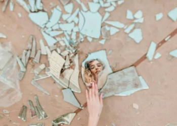 არ გადაყაროთ გატეხილი სარკის ნატეხები, დაწვით საკმეველი- როგორ დავაღწიოთ თავი უიღბლობას?