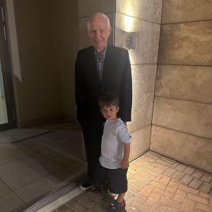 86 წლის ასლან აბაშიძე შვილთან და შვილიშვილებთან ერთად - რა კადრები გავრცელდა სოციალურ ქსელში