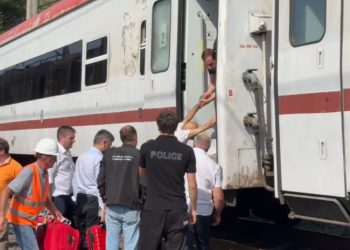 თბილისში, სარკინიგზო შემთხვევის შედეგად დაზიანებული მატარებლიდან მგზავრები გამოჰყავთ