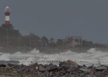 ქარბორბალა ფოთში – სტიქიამ ათეულობით სახლი დააზიანა