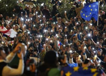 პარლამენტთან აქციის ოფიციალური ნაწილი დასრულდა, თუმცა ადგილზე კვლავ რჩება მოქალაქეთა ნაწილი