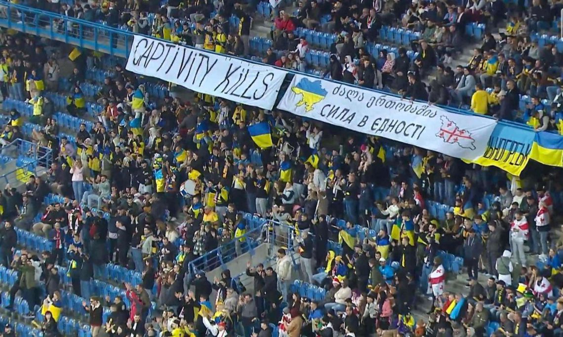 “ძალა ერთობაშია” – უკრაინელი ქომაგების ბანერი უკრაინა-საქართველოს მატჩზე