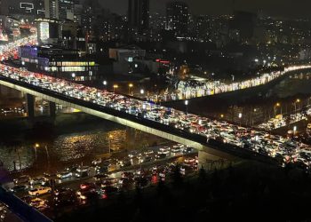 “თბილისი საცობში დგას, სოფელი აქციაზე” – დედაქალაქი ამ წუთებში – ფოტო ვირუსულად ვრცელდება