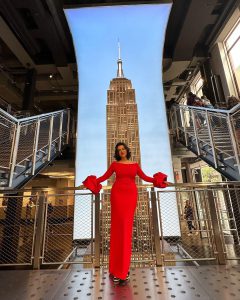 უმშვენიერესი ხატია ბუნიათიშვილი წითელ კაბაში და ნიუ იორკი - რა ღირს სამოსი, რომელიც ქართველმა პიანისტმა მოირგო?