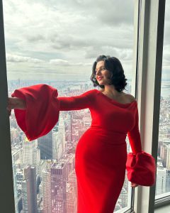 უმშვენიერესი ხატია ბუნიათიშვილი წითელ კაბაში და ნიუ იორკი - რა ღირს სამოსი, რომელიც ქართველმა პიანისტმა მოირგო?