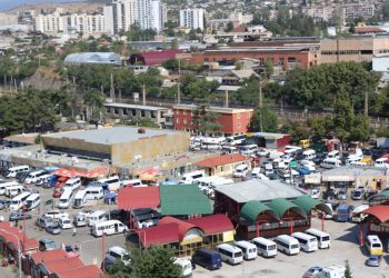 “არავითარი განრიგი და ბედის ამარაა ამდენი ხალხი დატოვებული…ზღვა ხალხი დგას სალაროებთან” – რა ხდება ავტოსადგურ “ოკრიბას” ტერიტორიაზე?