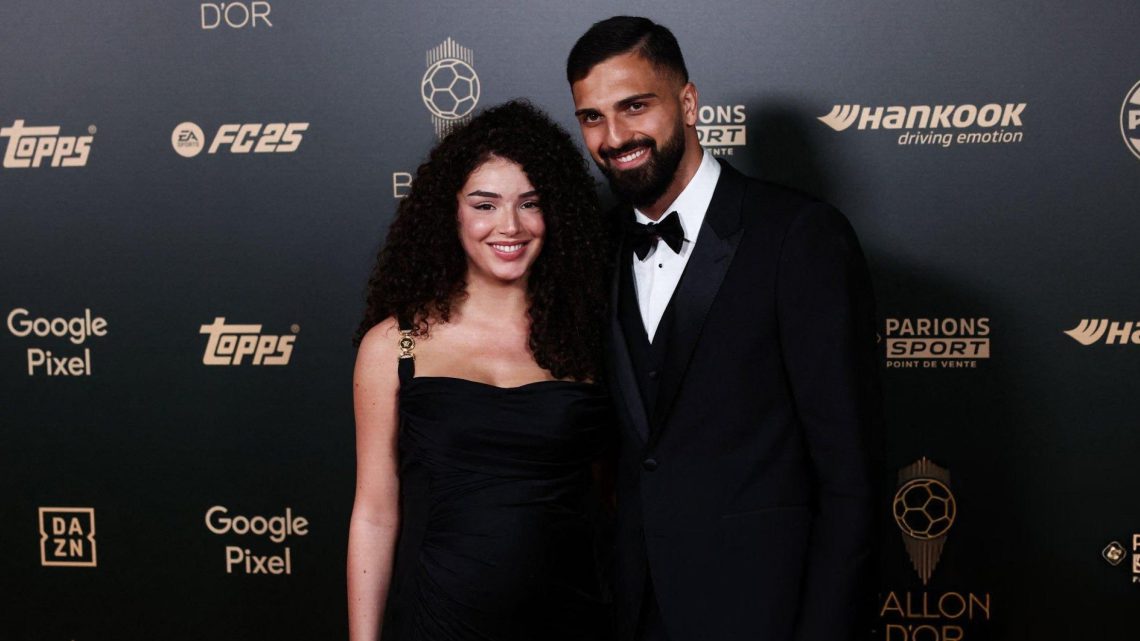 რა ღირს სამოსი, რომელიც ელენე ეპიტაშვილმა Ballon d’Or-ის წითელ ხალიჩაზე მოირგო?