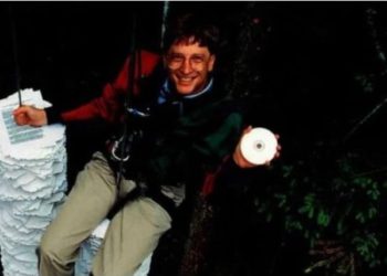 ერთი ფოტოს ისტორია: რატომ ზის ბილ გეითსი თაბახის ფურცელზე