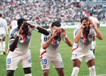 “ფრთხილად იყავით, დრაკონმა გაიღვიძა”- როგორ ეხმაურებიან მიქაუტაძის პერფორმანსს?