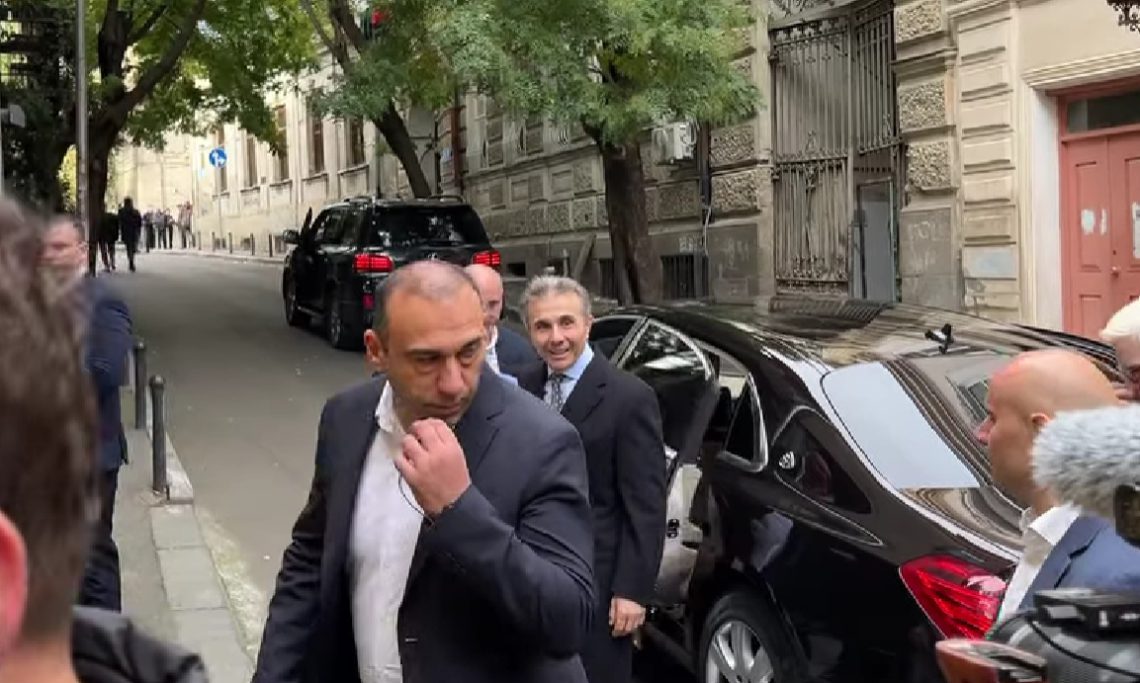 ბიძინა ივანიშვილი ოჯახთან ერთად ხმის მისაცემად დაცვის თანხლებით გამოცხადდა – ვიდეო სოციალურ ქსელში ვრცელდება