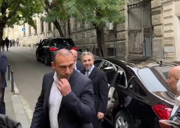 ბიძინა ივანიშვილი ოჯახთან ერთად ხმის მისაცემად დაცვის თანხლებით გამოცხადდა – ვიდეო სოციალურ ქსელში ვრცელდება