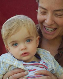 "გენეტიკის ძალა"- ლიკა ქავჟარაძის შვილიშვილი, რომელიც საოცრად ჰგავს ულამაზეს ბებიას