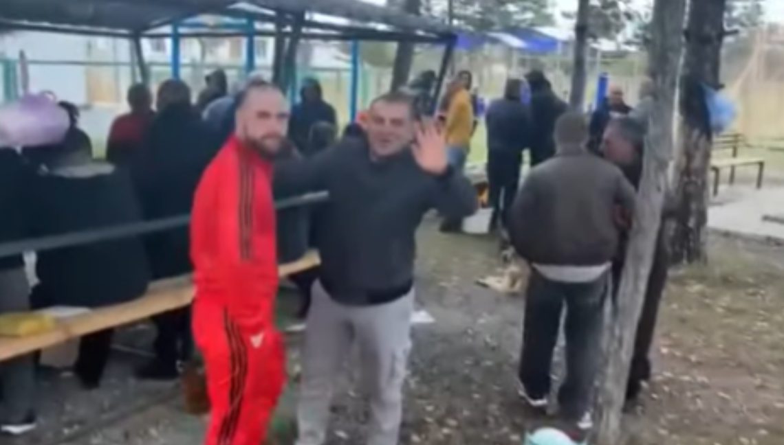 რუსეთიდან ჩამოსულმა “ოცნების” მხარდამჭერმა ბიზნესმენმა ტინისხიდში, საარჩევნო უბანთან სუფრა გაშალა