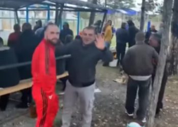 რუსეთიდან ჩამოსულმა “ოცნების” მხარდამჭერმა ბიზნესმენმა ტინისხიდში, საარჩევნო უბანთან სუფრა გაშალა