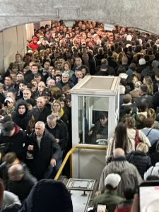 🎥“ხალხი პანიკაშია” - რა კადრები ვრცელდება თბილისის მეტროდან?