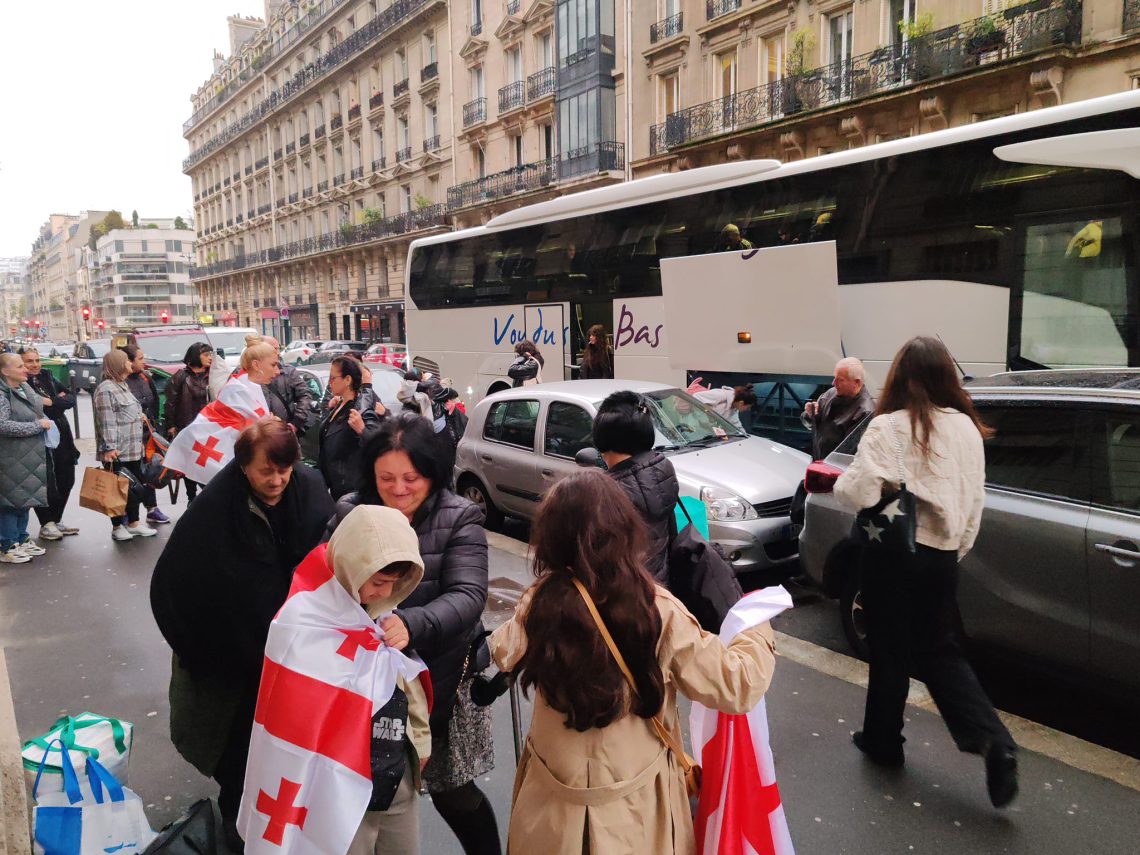 “ტულუზადან სავსე ავტობუსიც ჩამოვიდა”- რა ვითარებაა პარიზში, საარჩევნო უბანზე?