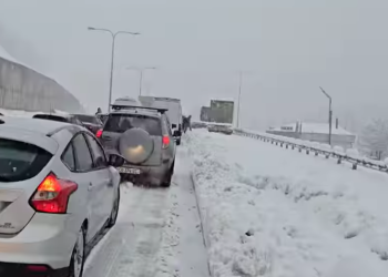 თოვლის გამო რიკოთის უღელტეხილზე ავტომობილები შეფერხებით გადაადგილდებიან