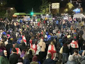 რა ხდება ბარათაშვილის ხიდზე, სადაც აქციის მონაწილეები “გამაფრთხილებელ პიკეტირებას” აწყობენ – იხილეთ კადრები