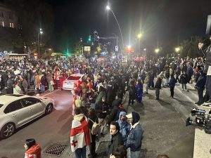 რა ხდება ბარათაშვილის ხიდზე, სადაც აქციის მონაწილეები “გამაფრთხილებელ პიკეტირებას” აწყობენ – იხილეთ კადრები