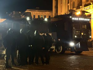 პარლამენტთან სპეცრაზმი და წყლის ჭავლის მანქანები შეიყვანეს - რა ვითარებაა ამ წუთებში - ნახეთ კადრები