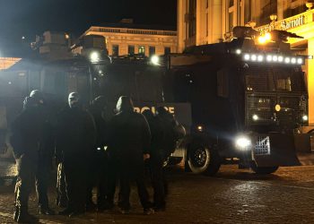პარლამენტთან სპეცრაზმი და წყლის ჭავლის მანქანები შეიყვანეს – რა ვითარებაა ამ წუთებში – ნახეთ კადრები