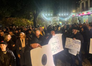 ბათუმში საოლქო საარჩევნო კომისიის შენობასთან აქცია იმართება – შეკრებილები გაყალბებულ არჩევნებს აპროტესტებენ