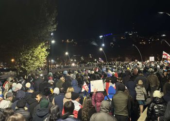 რა ხდება ბარათაშვილის ხიდზე, სადაც აქციის მონაწილეები “გამაფრთხილებელ პიკეტირებას” აწყობენ – იხილეთ კადრები