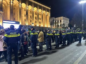 პარლამენტთან საპროტესტო აქცია იწყება – რა ხდება ამ წუთებში ადგილზე?