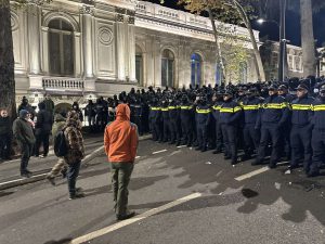 პარლამენტთან სპეცრაზმი და წყლის ჭავლის მანქანები შეიყვანეს - რა ვითარებაა ამ წუთებში - ნახეთ კადრები