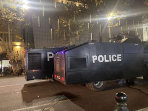 რა ხდება ამ წუთებში პარლამენტთან – ნახეთ "მეტრონომის" ფოტოკოლაჟი