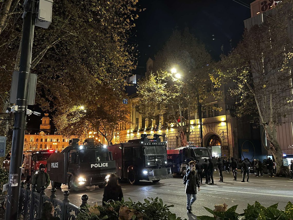 თავისუფლების მოედანზე წყლის ჭავლის მანქანები და სპეცრაზმია მობილიზებული – კადრები ადგილიდან