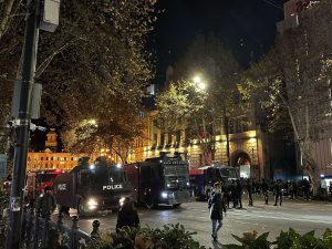 რა ხდება ამ წუთებში პარლამენტთან – ნახეთ "მეტრონომის" ფოტოკოლაჟი