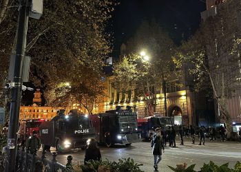 თავისუფლების მოედანზე წყლის ჭავლის მანქანები და სპეცრაზმია მობილიზებული – კადრები ადგილიდან