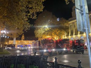 რა ხდება ამ წუთებში პარლამენტთან – ნახეთ "მეტრონომის" ფოტოკოლაჟი