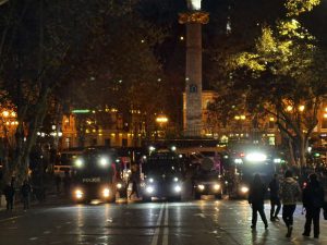 რა ხდება ამ წუთებში პარლამენტთან – ნახეთ "მეტრონომის" ფოტოკოლაჟი