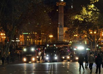 თავისუფლების მოედანზე წყლის ჭავლის მანქანები და სპეცრაზმია მობილიზებული – კადრები ადგილიდან