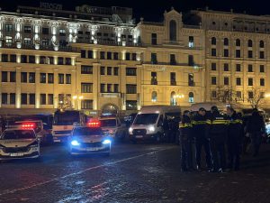 პარლამენტთან სპეცრაზმი და წყლის ჭავლის მანქანები შეიყვანეს - რა ვითარებაა ამ წუთებში - ნახეთ კადრები