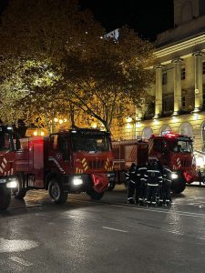 რა ხდება ამ წუთებში პარლამენტთან – ნახეთ "მეტრონომის" ფოტოკოლაჟი