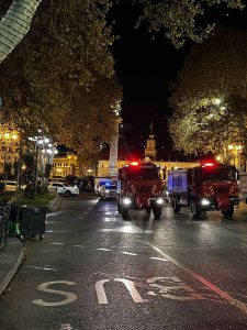 რა ხდება ამ წუთებში პარლამენტთან – ნახეთ "მეტრონომის" ფოტოკოლაჟი