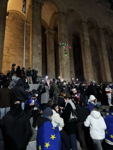 რა ხდება ამ წუთებში პარლამენტთან – ნახეთ "მეტრონომის" ფოტოკოლაჟი