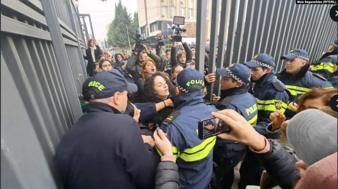 “დაკავების მანქანაში პოლიციელების მხრიდან ხდებოდა ჩემი სექსუალური შევიწროება” – რას ჰყვება დარბევისას დაკავებული ნათია ძიძიგური