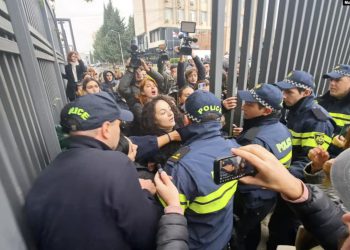 “დაკავების მანქანაში პოლიციელების მხრიდან ხდებოდა ჩემი სექსუალური შევიწროება” – რას ჰყვება დარბევისას დაკავებული ნათია ძიძიგური