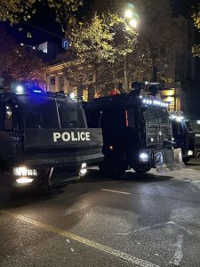 რა ხდება ამ წუთებში პარლამენტთან – ნახეთ "მეტრონომის" ფოტოკოლაჟი