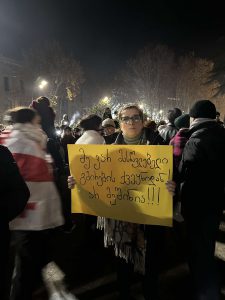 რა ხდება ამ წუთებში პარლამენტთან – ნახეთ "მეტრონომის" ფოტოკოლაჟი